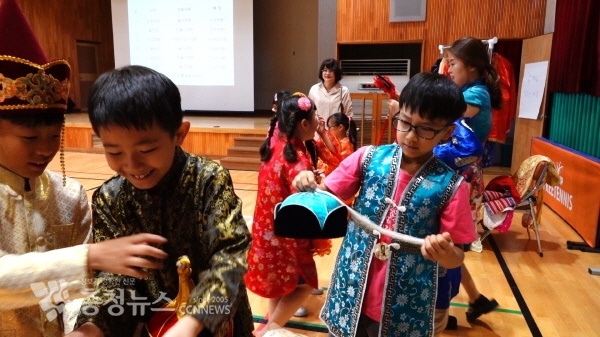 세종시 학생들이 다문화 체험 프로그램에 참여하고 있는 장면