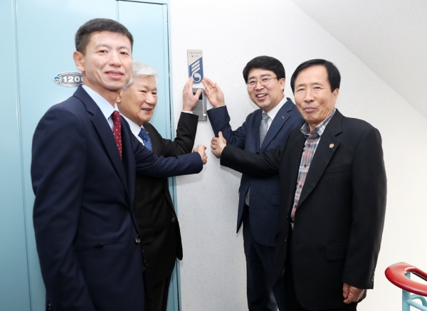 맹정호 서산시장과 독립유공자 후손이 명패 앞에서 기념촬영을 하고 있다