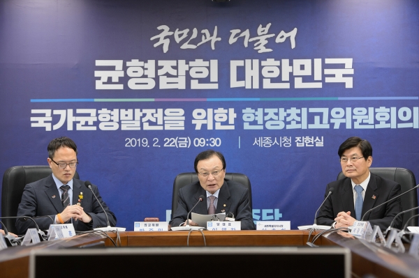 우측으로 부터 이춘희 세종시장, 이해찬 당대표,