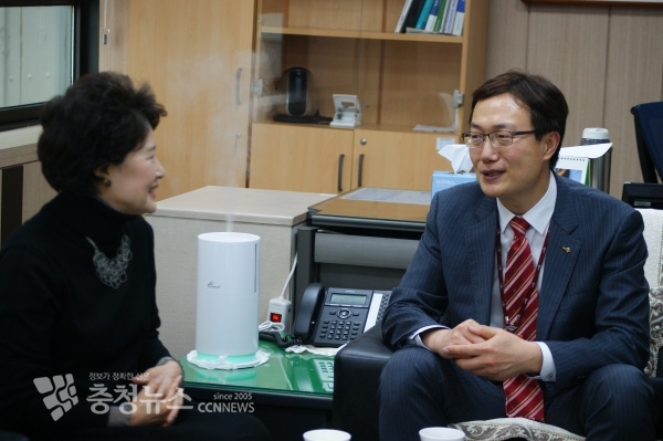 좌로부터 도정자 회장, 장영완 지사장 / 충청뉴스 최형순 기자