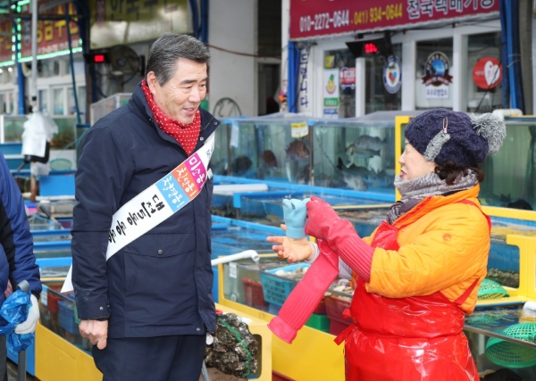 전통‧수산시장 상인을 격려하는 김동일 시장.
