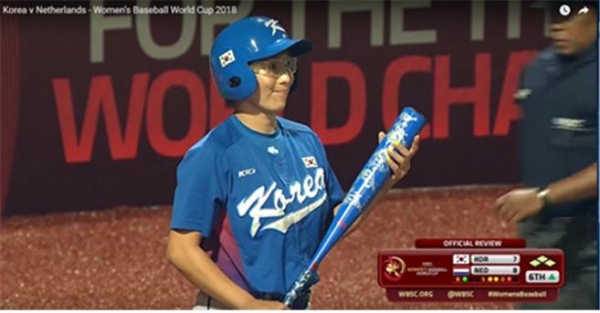 2018 여자야구월드컵 국가대표 이빛나(포수)가 티라노 ‘청마’배트를 들고 네델란드와 맞대결 중.