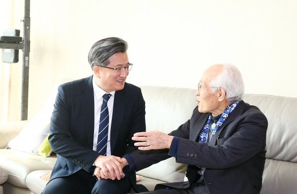 25일 정용래 유성구청장이 제100주년 3.1절을 맞아 유성구에 거주하는 정완진 애국지사를 방문해 감사와 존경의 뜻을 전하고 있다.