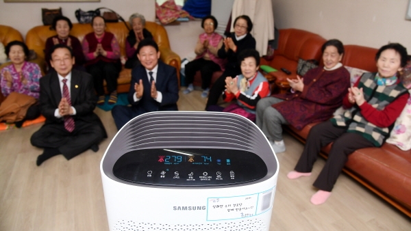 대전 중구, 경로당에 공기청정기 전달 모습