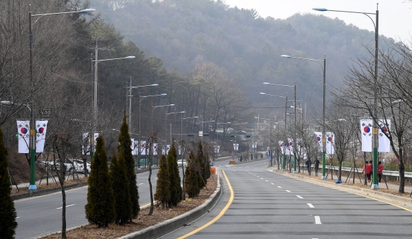태극기 휘날리는 중구 - 보훈공원 입구