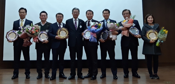 2018 최우수기관대상 후 수상자 단체사진(사진 왼쪽 네 번째 aT 이필형 감사실장, 네 번째 (사)한국감사협회 류근태 회장)