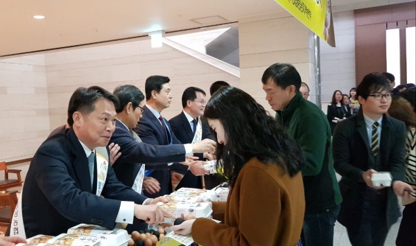 김용찬 행정부지사, 조소행 충남농협본부장, 조두식 농협은행 영업본부장, 박병희 농림축산국장 등이 생산농가와 함께 계란 소비촉진 나눔행사 펼쳐