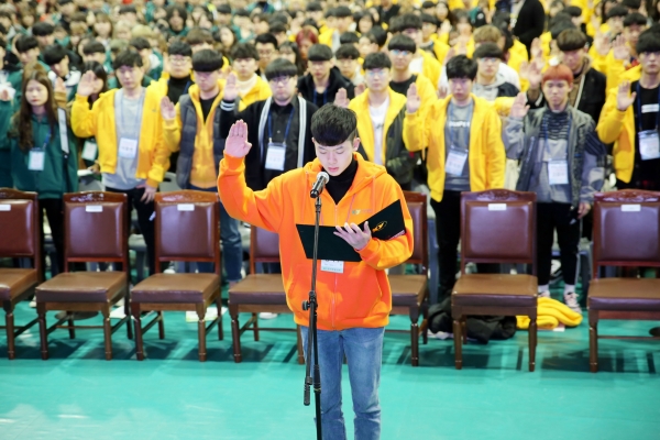 신입생 선서를 하는 군사학과 김택수 학생의 모습