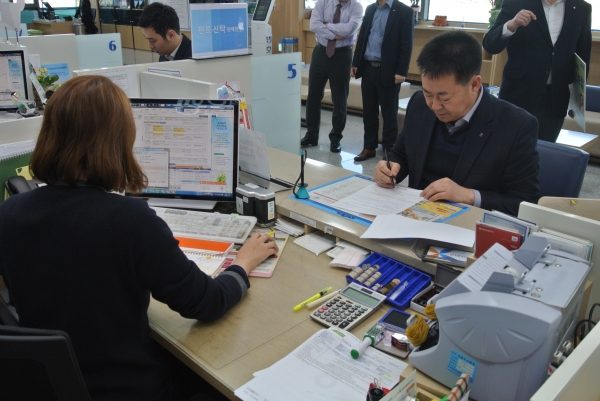 NH농협은행 충남영업본부 조두식 본부장(가운데)이 '무배당 NH치매플러스보험' 출시를 기념해 충남영업부를 방문해 충남 1호 가입