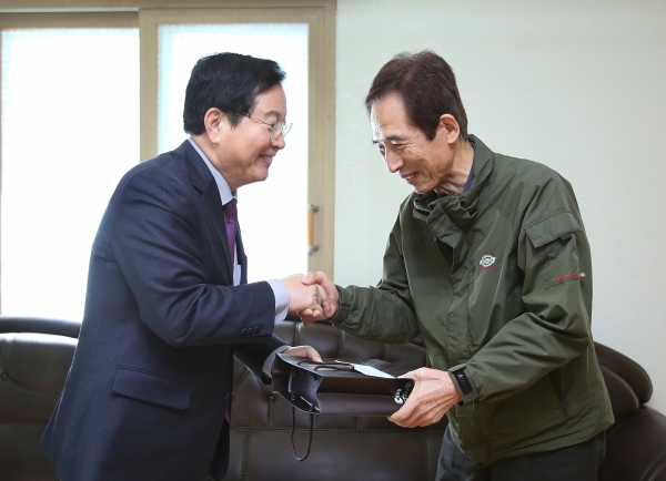 애국지사 유족 위문한 장종태 서구청장