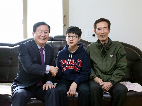 장종태 서구청장은 26일, 100주년 3.1절을 맞아 애국지사 유족 박희돈(73세)씨 방문해