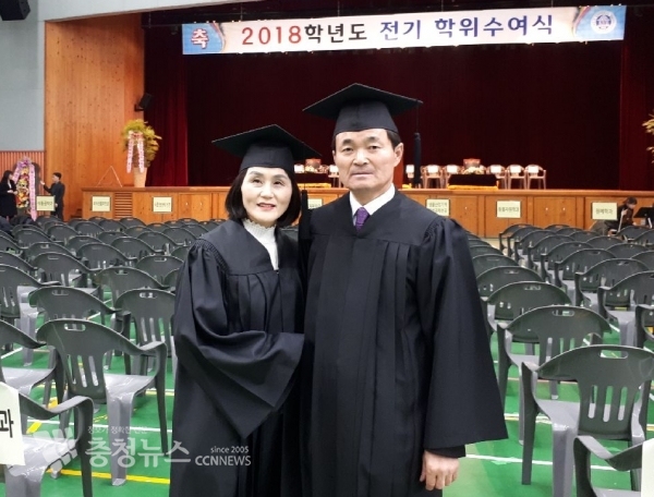 안원기 의원(58세)이 부인 고영숙 여사(57세)와 함께 학위 취득 / 충청뉴스 최형순 기자