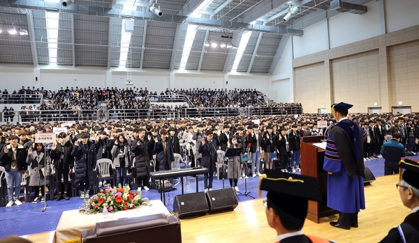 한밭대학교가 ‘2019학년도 입학식’을 거행한 가운데 입학생 대표자들이 선서를 하고 있다.