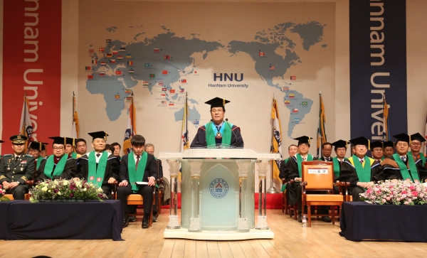 2019학년도 새내기 마중식에서 이덕훈 총장이 축사를 하고 있다.