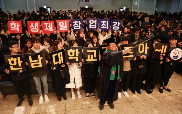 2019학년도 새내기 마중식에서 이덕훈 총장과 신입생들이 셀카 촬영을 하고 있다.