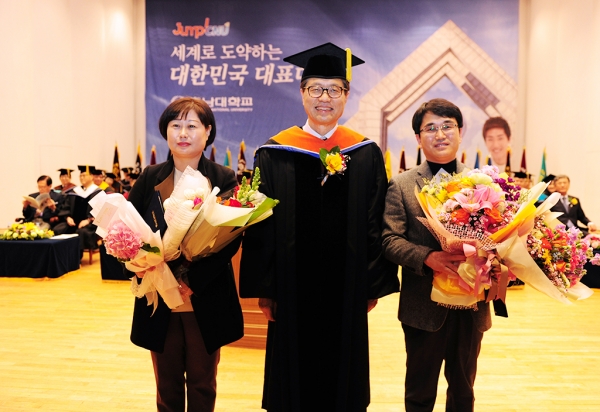 우수 강의 교수 표창(왼쪽부터 김수정 교수 오덕성 총장 안희권 교수)