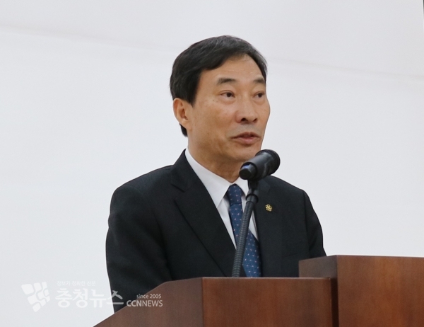 김한국 회장이 28일 충남도서관 문화교육동 강당에서 이임사를 하고 있다.