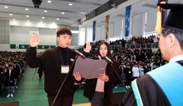 대전대 입학식에서 장병훈, 이채영 학생이 신입생 대표로 선서를 하고 있다.