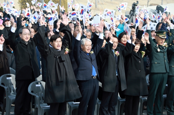 이춘희 세종시장, 서금택 의장 등 만세삼창