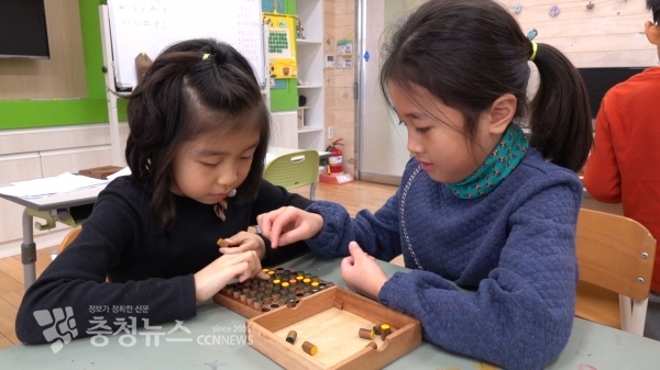 세종시 학생들이 돌봄교실에서 활동하고 있는 장면 / 충청뉴스 최형순 기자