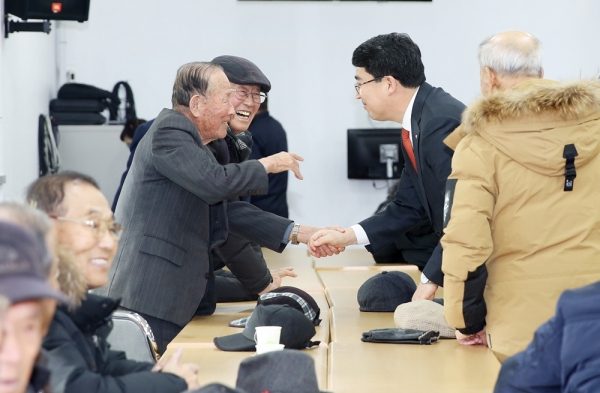 맹정호 서산시장이 대산노인대학을 방문해 인사하고 있다.