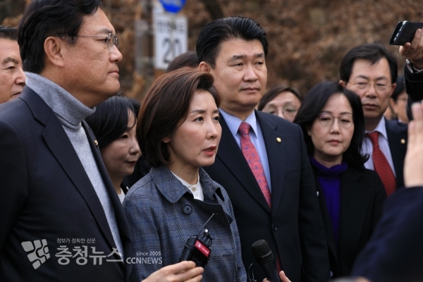 자유한국당 나경원 원내대표를 비롯한 정진석 특위 위원장, 정용기 정책의장 세종보 방문