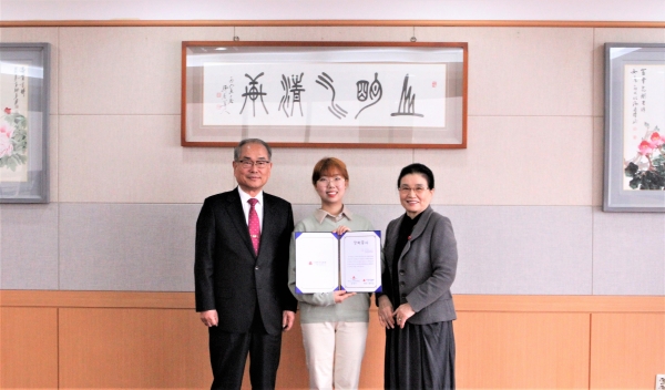 장학금 수여식에서 (왼쪽부터)유재원 총장, 이하늘 학생, 임영이 前원장 기념사진촬영 모습