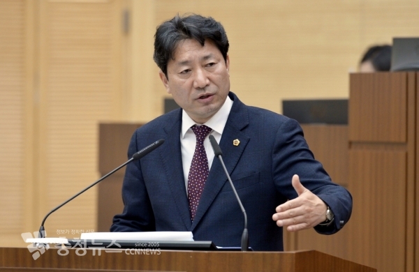 시정질문하는 윤형권 세종시의회 의원 / 충청뉴스 최형순 기자