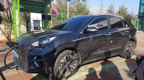 전기자동차 충전모습