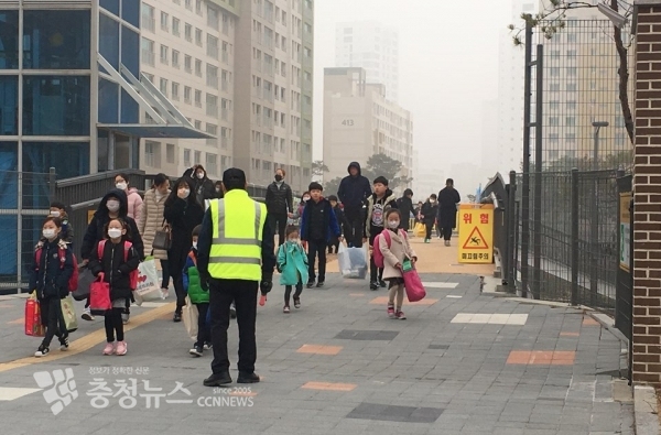 세종시 한 초등학교에서 배움터 지킴이가 학생들 등교 지도를 하고 있는 장면