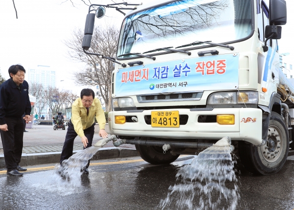 미세먼지 저감을 위한 도로에 살수 현장