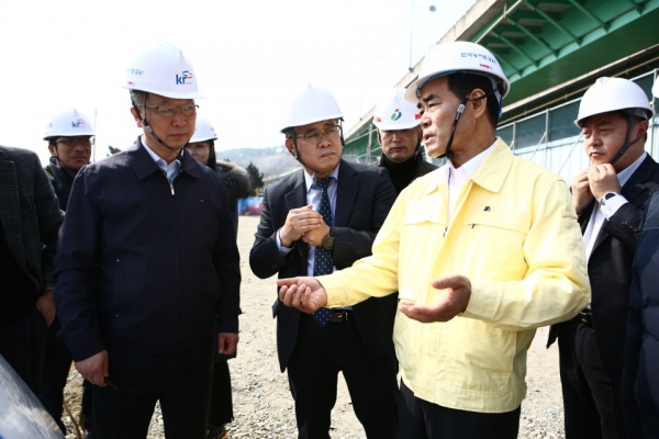기흥저수지 수질개선사업 현황 및 현장 안전 점검중인 김인식 사장