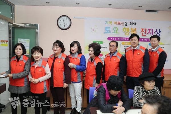 동구의원들이 용운종합사회복지관에서 배식봉사를 하고 있다.