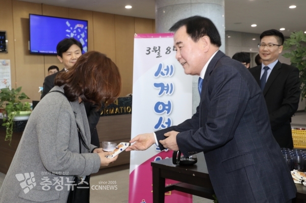 김지철 교육감이 8일 도청 현관에서 출근하는 여직원에게 다과를 건내고 있다.