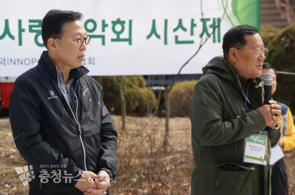 신임 김석규 회장과 전임 공두식 회장