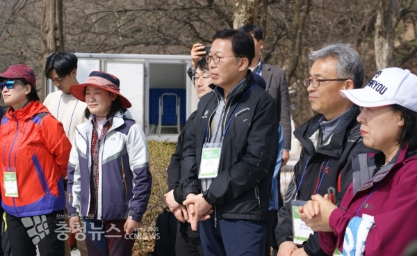 신신자 회장(우)을 비롯한 시산제를 올리고 있는 회원들