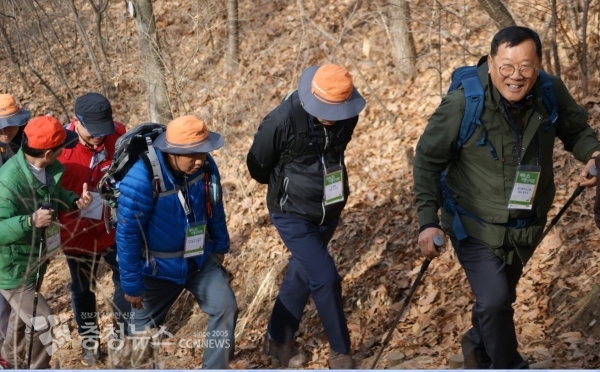 공두식 회장을 비롯한 회원들 보문산 산행