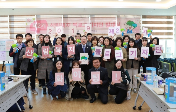 윤영균(두번째 줄 좌측 다섯 번째) 한국산림복지진흥원장이 11일 대전 사무처 대회의실에서 열린 '제2기 산림복지 블로그기자단 발대식'에서 블로그기자단들과 기념촬영