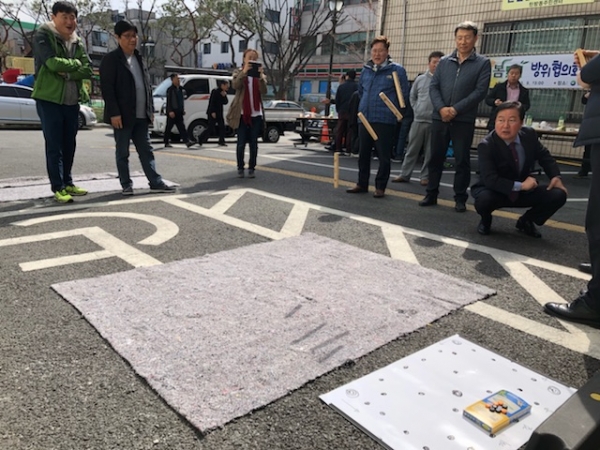 윷놀이 하는 장종태 서구청장