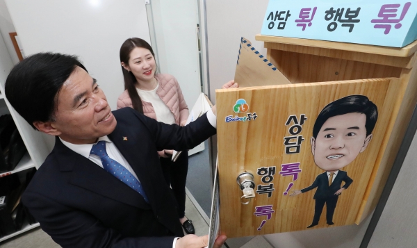 황인호 동구청장이 문서관리실 내 상담함을 개봉하고 있다