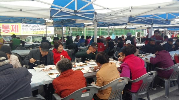 사랑의 밥차, 점심식사하시는 어르신들