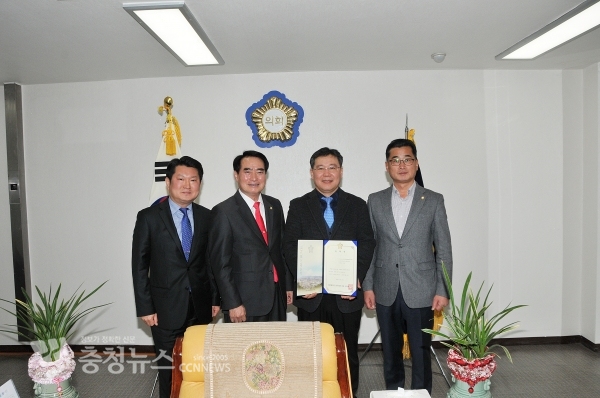 (왼쪽부터) 안용호 의회 사무국장, 서명석 중구의회 의장, 윤영훈 변호사, 정종훈 중구의원