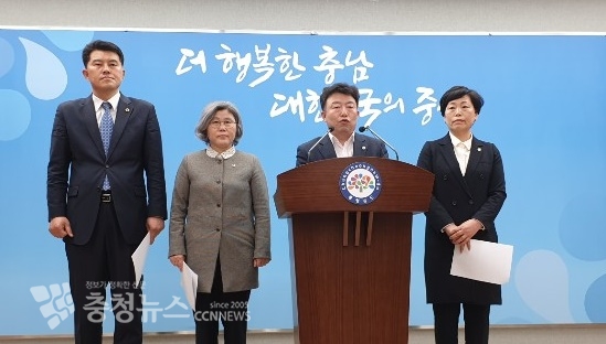충남도의회 금강특위가 13일 충남도청 프레스센터에서 기자회견을 하고 있다. (왼쪽부터 김기서,김명숙, 오인환, 양금봉 의원)
