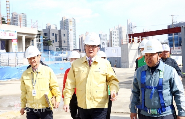 13일 반석동 대형 공사현장을 방문한 정용래 유성구청장이 현장 안전실태를 점검하고 있다.