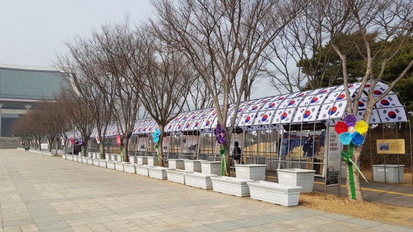 지난 2월 28일부터 3월 6일까지 독립기념관 겨레의 큰 마당에서 열린 ‘호국의 꽃’ 오늘미술관 제3회 전시 모습.
