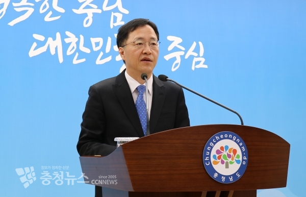 이필영 기획조정실장은 14일 도청 프레스센터에서 기자회견을 열고 추경예산안에 대해 설명하고 있다.