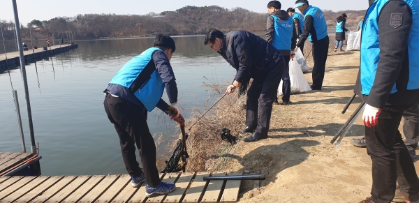 14일 염치읍 소재 가혜저수지에서 청정한 농업용수 수질관리를 위한 ‘내 고향 물 살리기 환경정화의 날’ 행사 실시