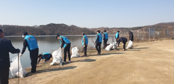 14일 염치읍 소재 가혜저수지에서 청정한 농업용수 수질관리를 위한 ‘내 고향 물 살리기 환경정화의 날’ 행사 실시 모습