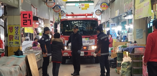 14일 문창시장에서 중부소방서와 합동 훈련 모습