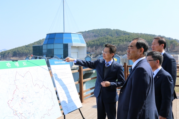 김인식 농어촌공사 사장(왼쪽두번째)이 조재홍 농어촌공사 논산지사장(왼쪽첫번째)로부터 탑정저수지에 대한 설명을 듣고 있다